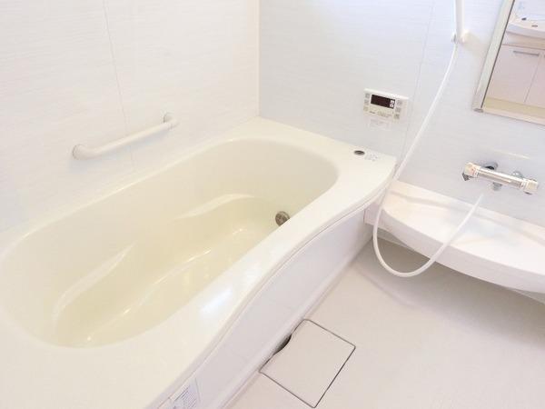 バス・シャワールーム　浴室乾燥機、追焚機能付の広々バスルーム！