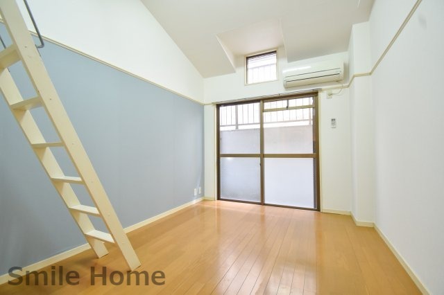 居室・リビング　エアコン付きのお部屋です