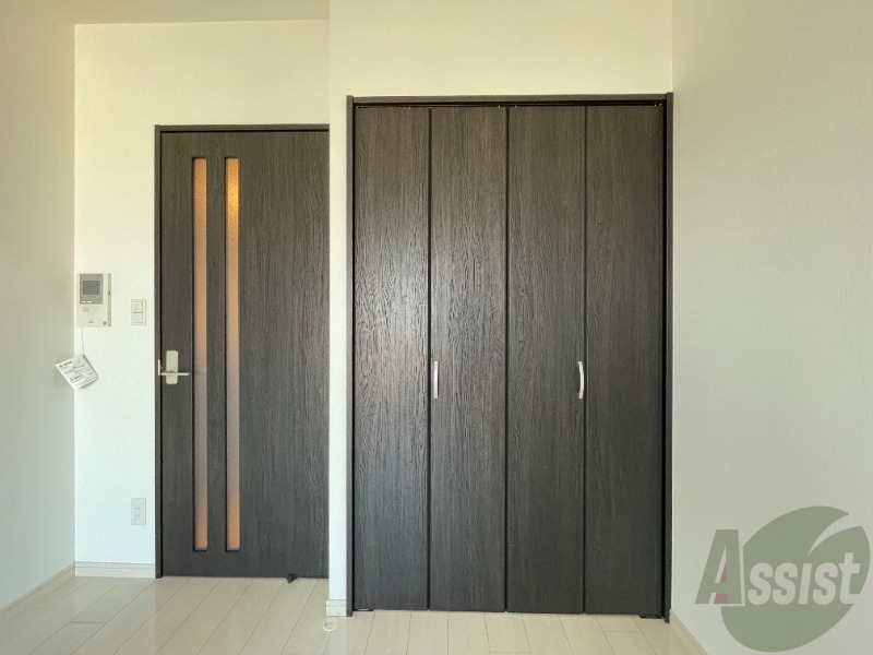 収納　洋室にある収納スペースは十分な広さがあると思います。