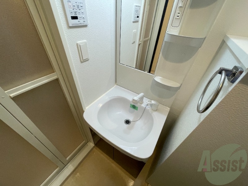 洗面設備　洗面化粧台も独立しており、洗面台の棚も利便性がありますね。