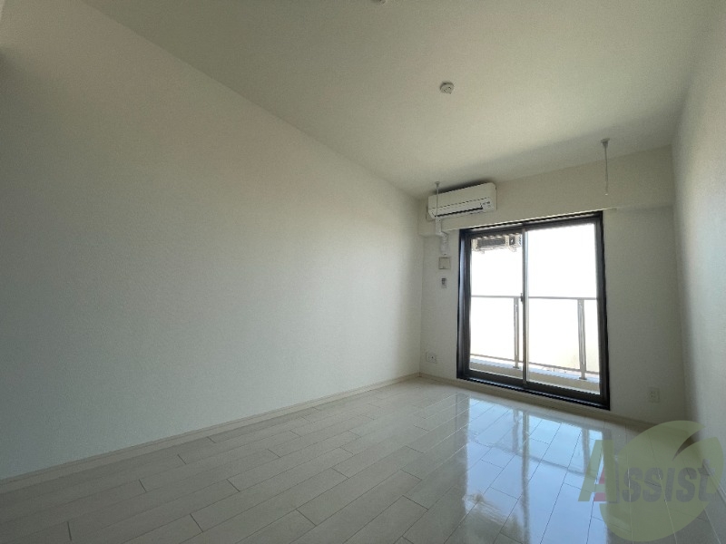 居室・リビング　洋室を撮影しました。白い壁でより広い印象です。