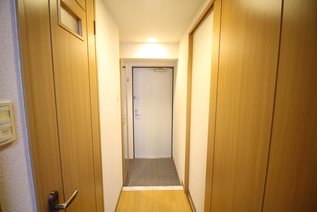 玄関　写真同タイプ別部屋。現状優先。