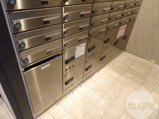 エントランス　留守中の荷物の受取は宅配ＢＯＸで♪