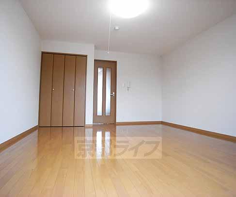 居室・リビング　広く明るい室内。