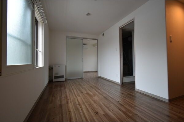 居室・リビング　明るい居間で気持ちまで明るくなりますね！