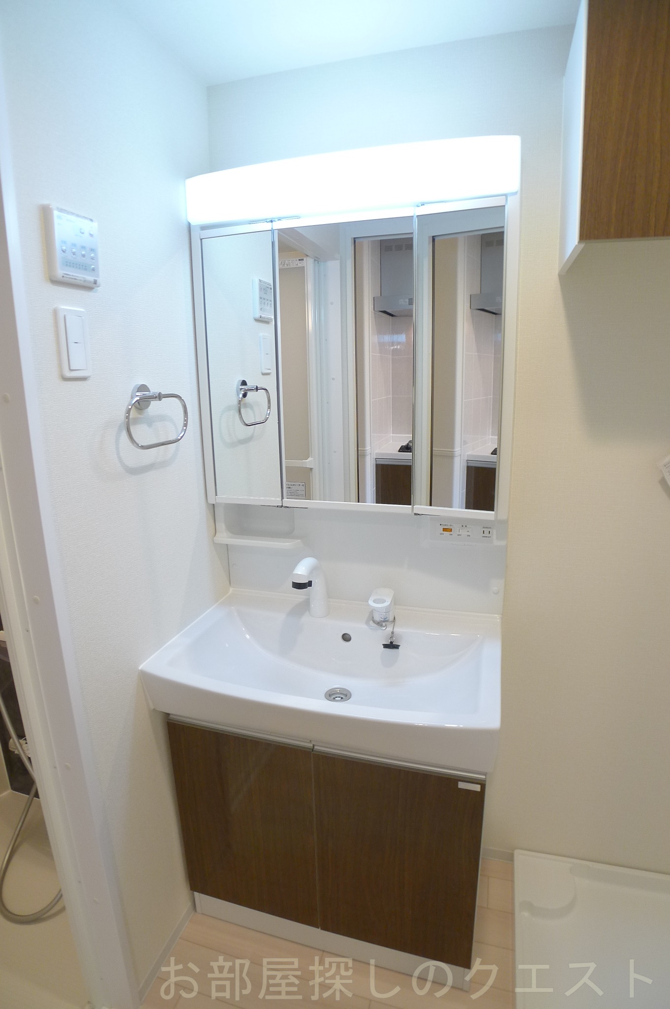 洗面設備　（写真は同仕様反転）