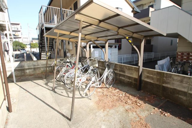 エントランス　屋根付き駐輪場有