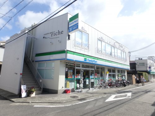 コンビニ　ファミリーマート　阪急門戸厄神駅前店（コンビニ）まで124m