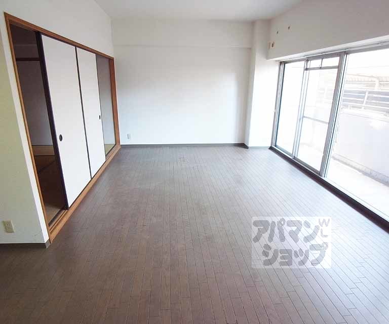 居室・リビング　窓が大きくて開放感があります。