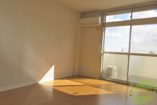 居室・リビング　６帖の洋室には大きめの窓があり暖かい印象を受けます。