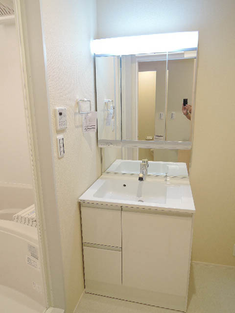 洗面設備　３面鏡付の広々としたシャンプードレッサー