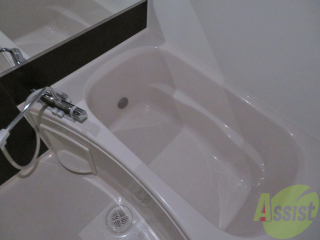 バス・シャワールーム　バスルームはこちらです。広々としてゆったり休めます。