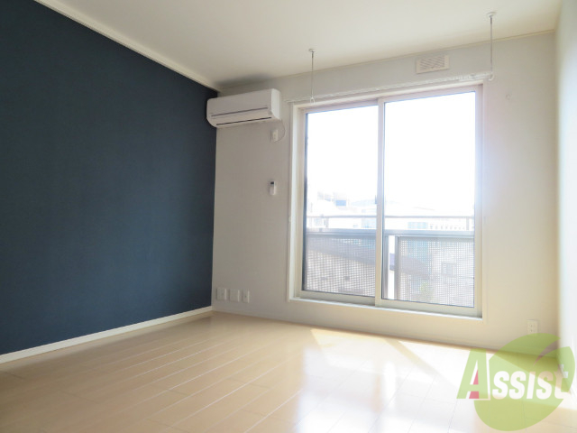 居室・リビング　７．８帖の洋室です。広々として、きれいですね。