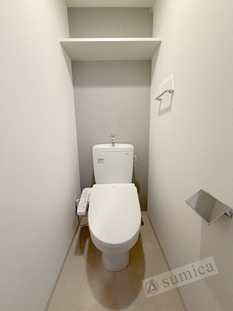 トイレ　人気アイテムの温水洗浄便座。清潔感のあるトイレです。