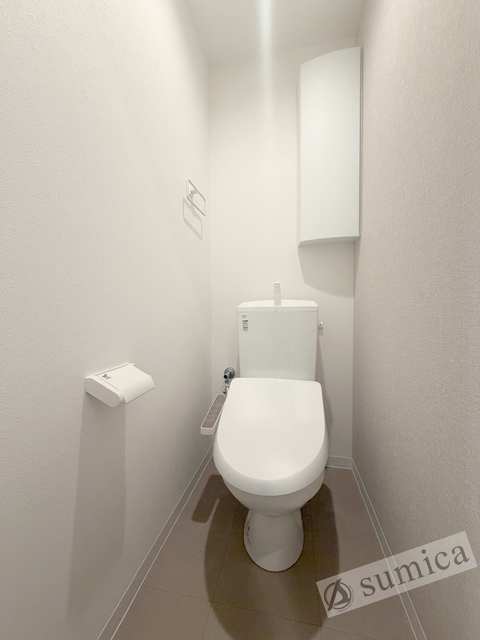 トイレ　人気アイテムの温水洗浄便座。清潔感のあるトイレです。