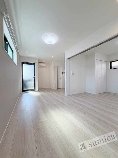 バルコニー　ワンちゃん猫ちゃんも嬉しい明るいお部屋です