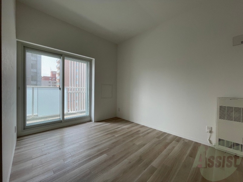 その他部屋・スペース　寝室はこちらです。光が差し込む、温かみのあるお部屋です。