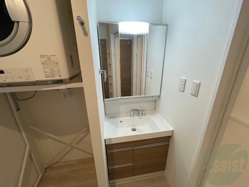 洗面設備　シャンプードレッサー。身支度はここでばっちりですね。