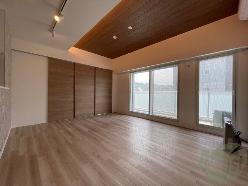 居室・リビング　リビングです。木目のフローリングが落ち着きますね。