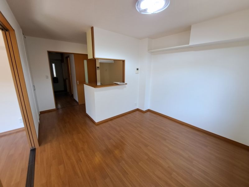 居室・リビング　反転した間取りの室内写真です