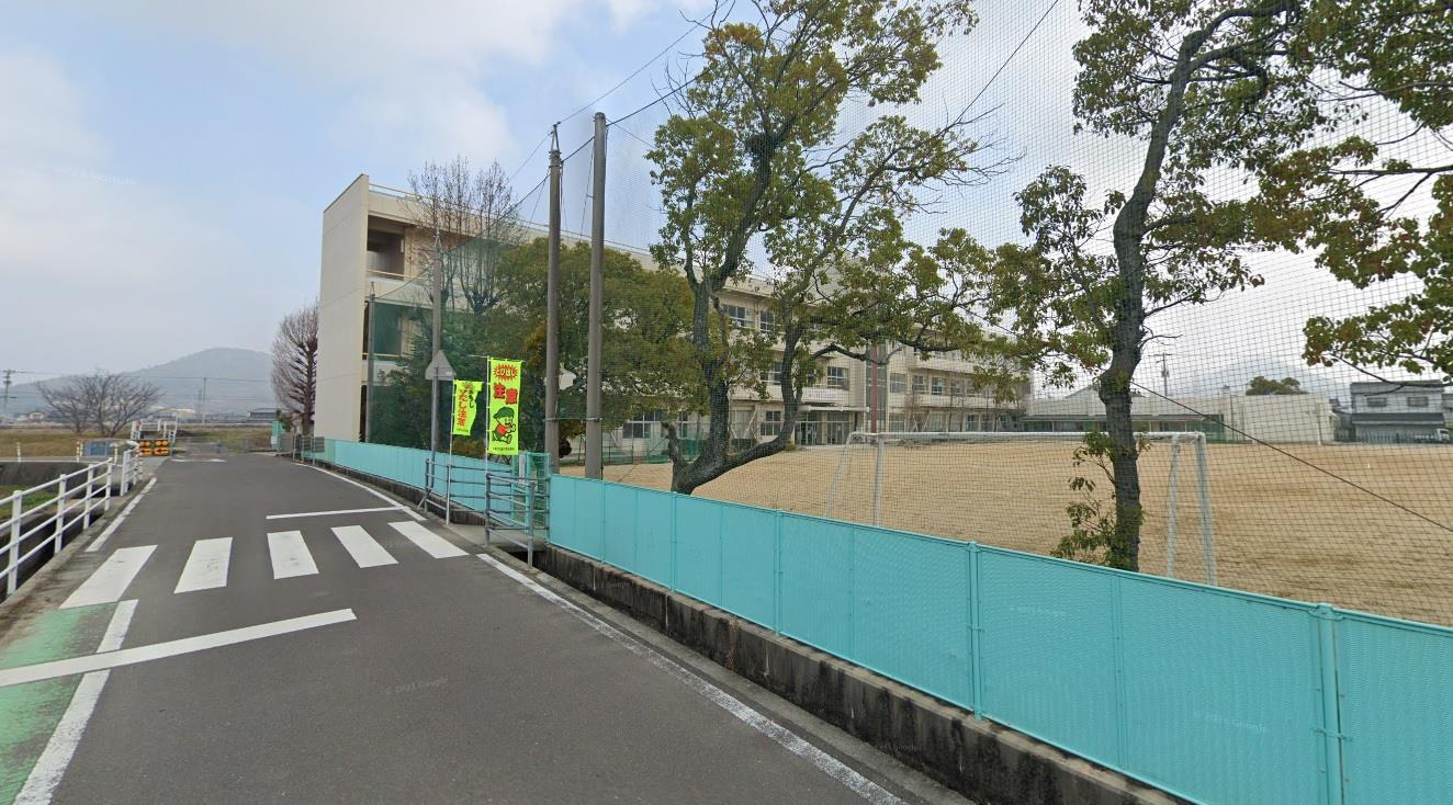 小学校　丸亀市立飯野小学校（小学校）まで771m