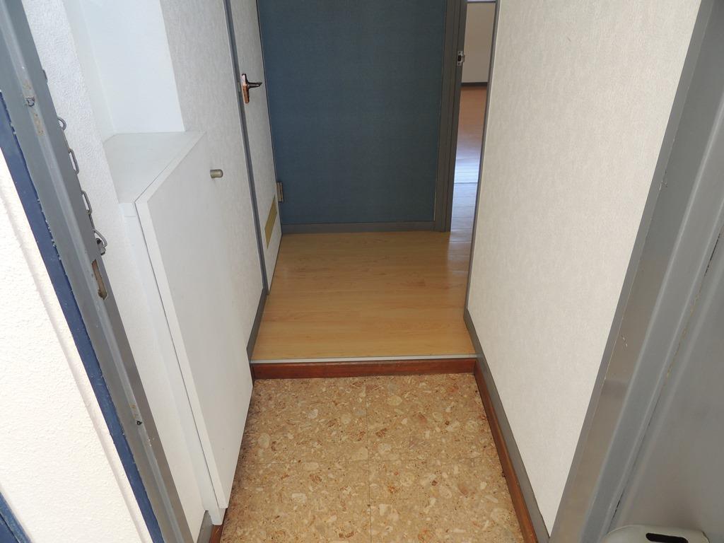 玄関　玄関横にはシューズボックスがあります。