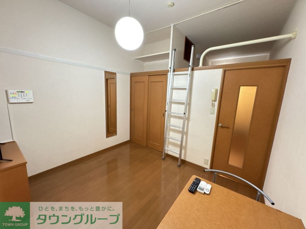 居室・リビング　1階はフローリング、2階はじゅうたんです。