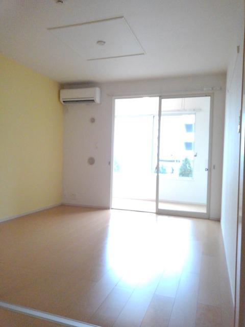 居室・リビング　南向きの明るいリビングルーム