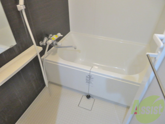 バス・シャワールーム　こちらはお風呂。一日の疲れをここで癒してください。