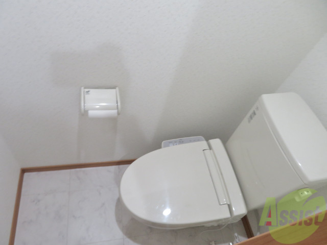 トイレ　ウォシュレット機能がついたトイレです。安心して使用できますね