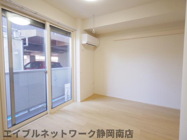 居室・リビング　こちらの居間で趣味の時間をお楽しみください