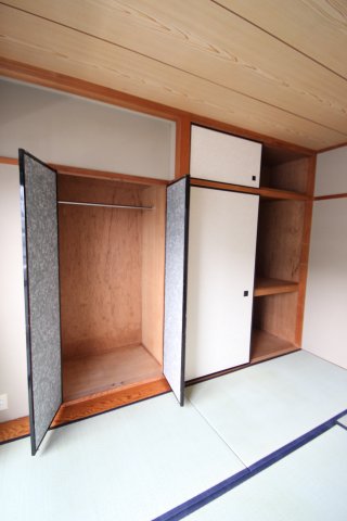 収納　※同建物ほかのお部屋の写真です。（実際のお部屋に和室はござい