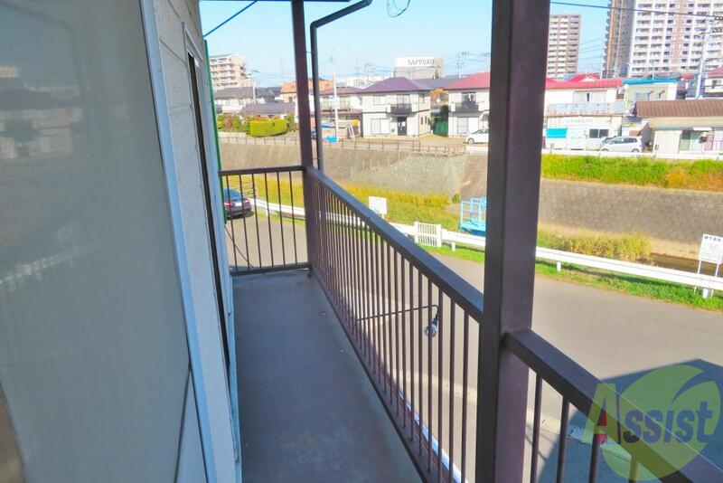 バルコニー　日当たりもいい感じです。洗濯物もたくさん干せますよー