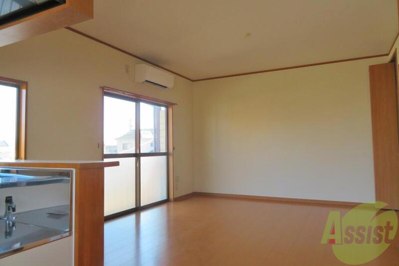 居室・リビング　広々としたリビングで開放的な感じのお部屋ですね