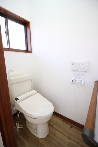トイレ　温水便座機能付き、手すりもあります。