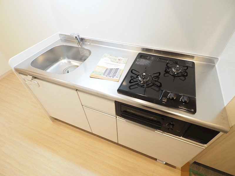 その他設備　２口コンロのシステムキッチン。カウンター後ろも広めです。
