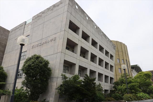 小学校　CoCo壱番屋原木中山駅前店（小学校）まで653m