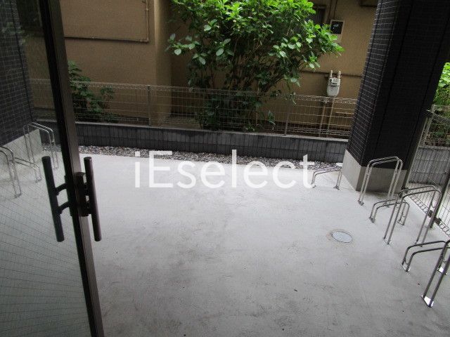 エントランス　エントランス横に屋根付き駐輪場が有ります