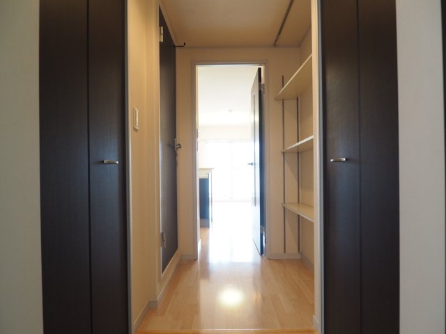 玄関　建具の色合いもお洒落です。