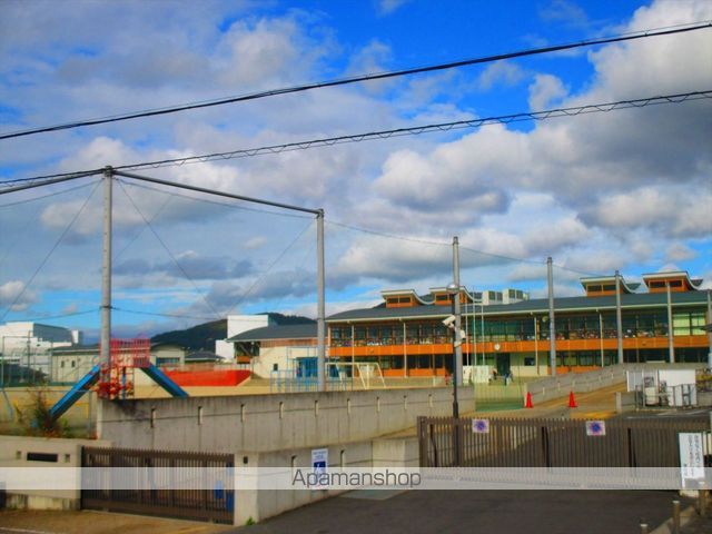 小学校　友生小学校（小学校）まで884m