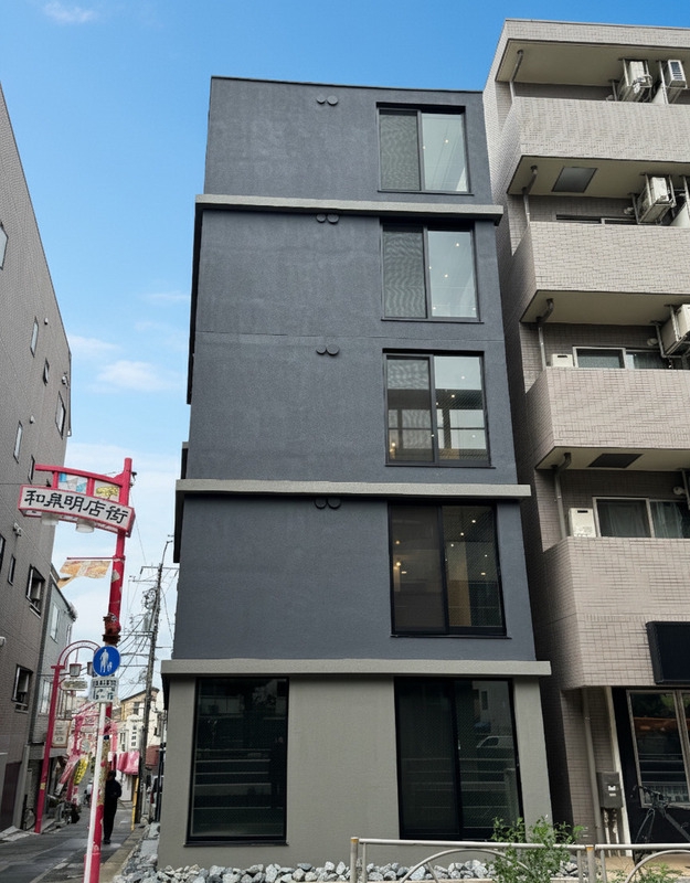建物外観　直線的でスタイリッシュな外観