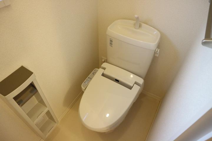 トイレ　もちろん温水洗浄便座付き！