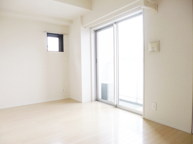 居室・リビング　小窓のあるオシャレなお部屋！