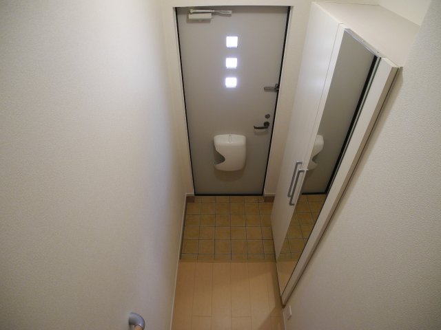 玄関　※室内画像は類似物件のもの