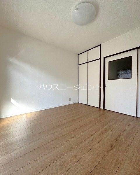 居室・リビング　6帖の洋室です。
