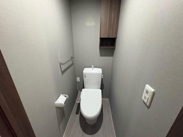 近鉄橿原線 八木西口駅 徒歩17分 3階建 築1年のトイレ写真
