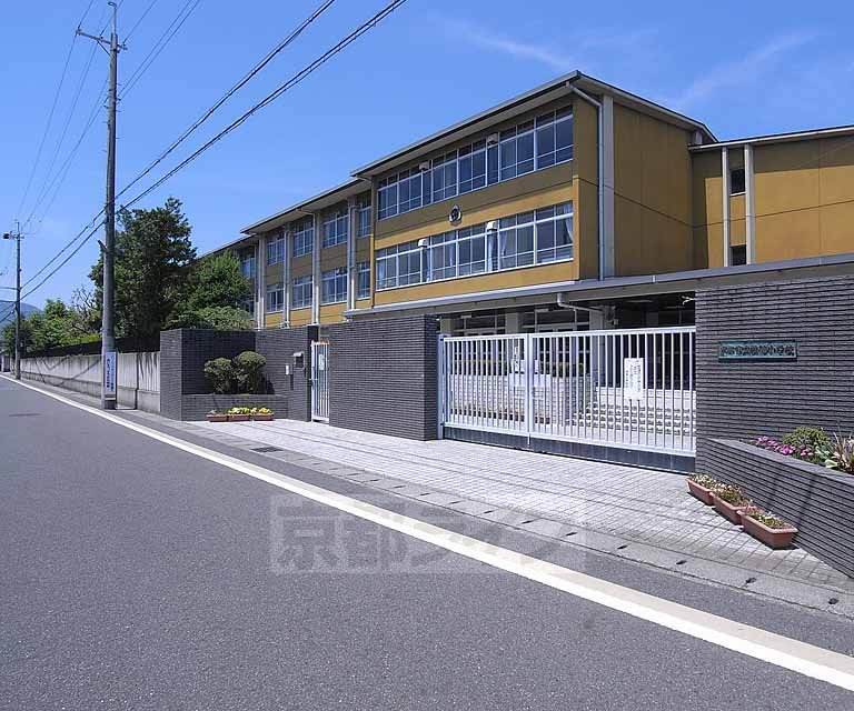 【京都市西京区桂浅原町のマンションの小学校】