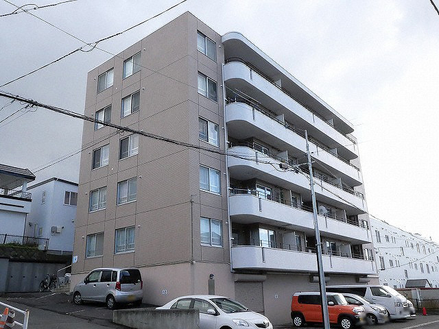 札幌市豊平区月寒西五条のマンションの建物外観