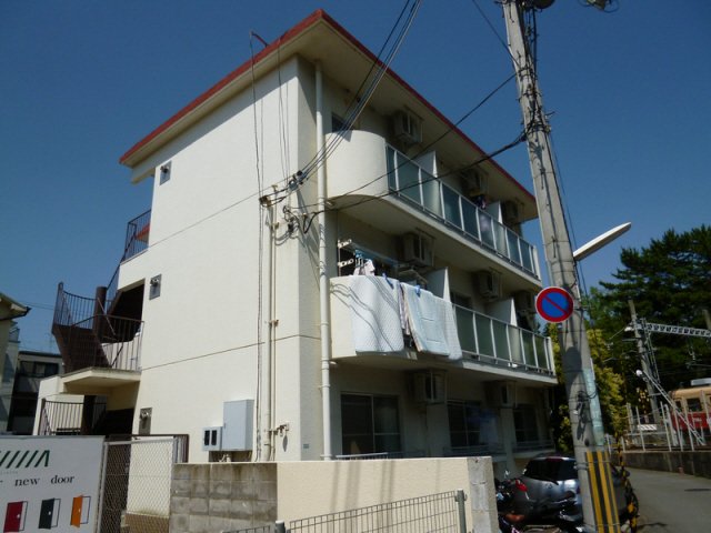 【西宮市小松南町のマンションの建物外観】