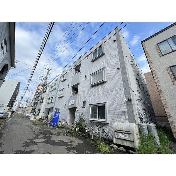 札幌市中央区南八条西のマンションの建物外観